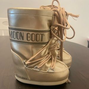 Kids size 7 Moon Boots. Tried on but never fully worn/used.